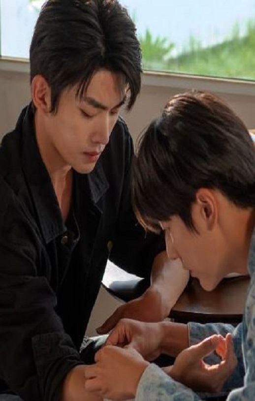 <b><font color='#FF0000'>爱在草原醒来</font></b>